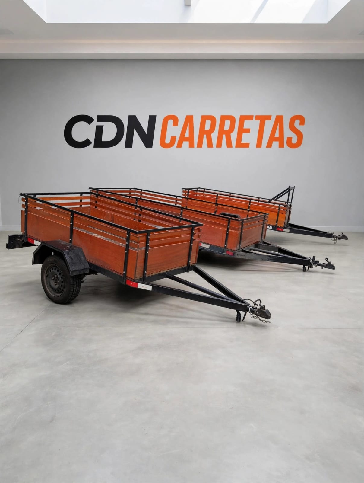 Carretinha de carga com laterais de madeira pronta para aluguel